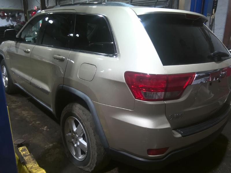 2011 Jeep Grand Cherokee GOLD Photo 12