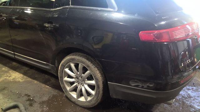 2011 Lincoln MKT BLACK Photo 2