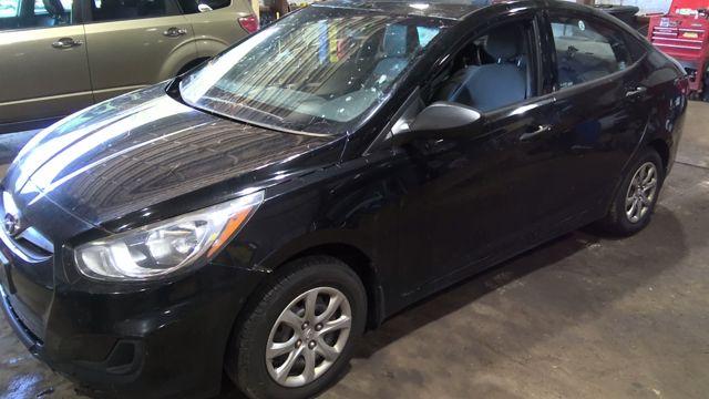 2012 Hyundai Accent  Photo 3