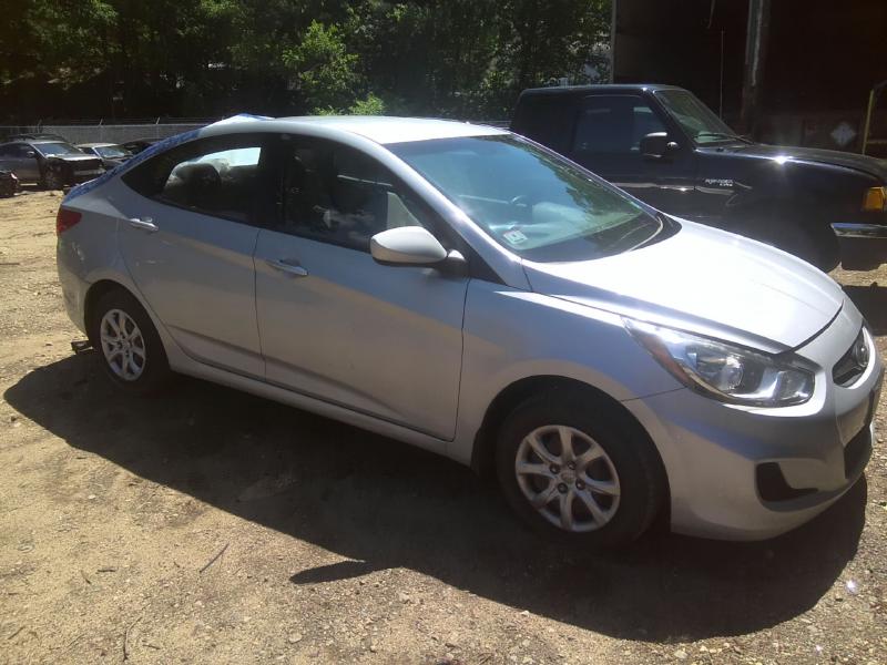 2013 Hyundai Accent SILVER Photo 2