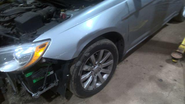 2014 Chrysler 200 SILVER Photo 11