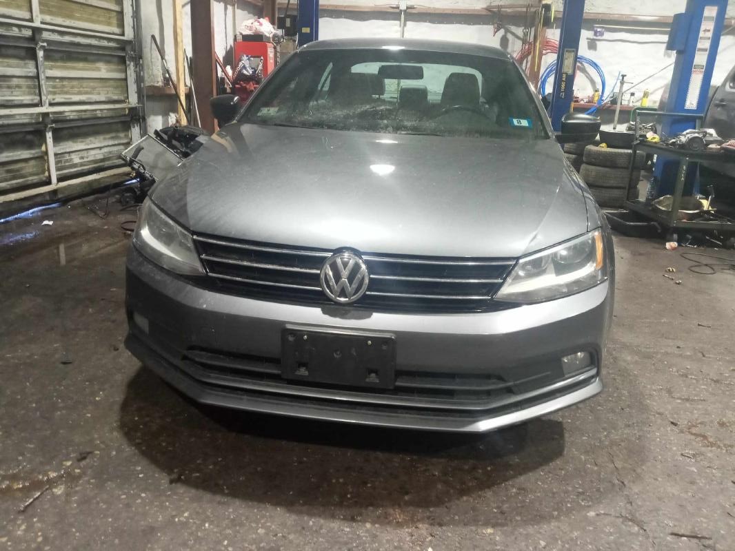 2015 Volkswagen Jetta  Photo 2